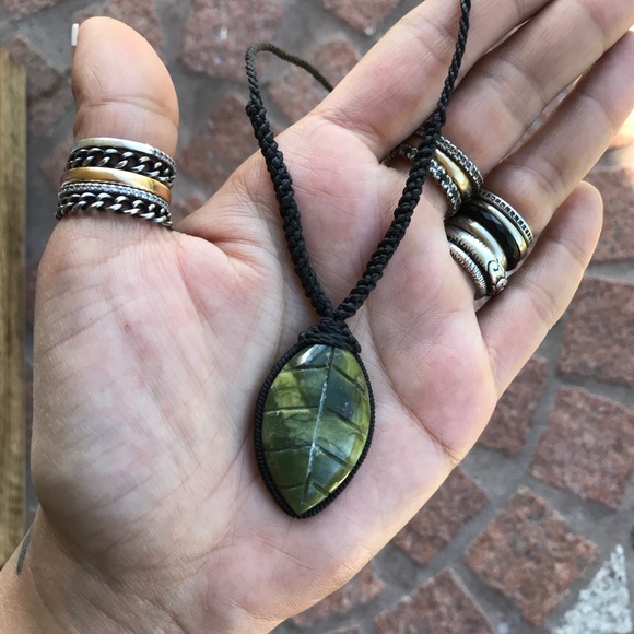 Sold macrame carved leaf serpentine necklace - Picture 6 of 8